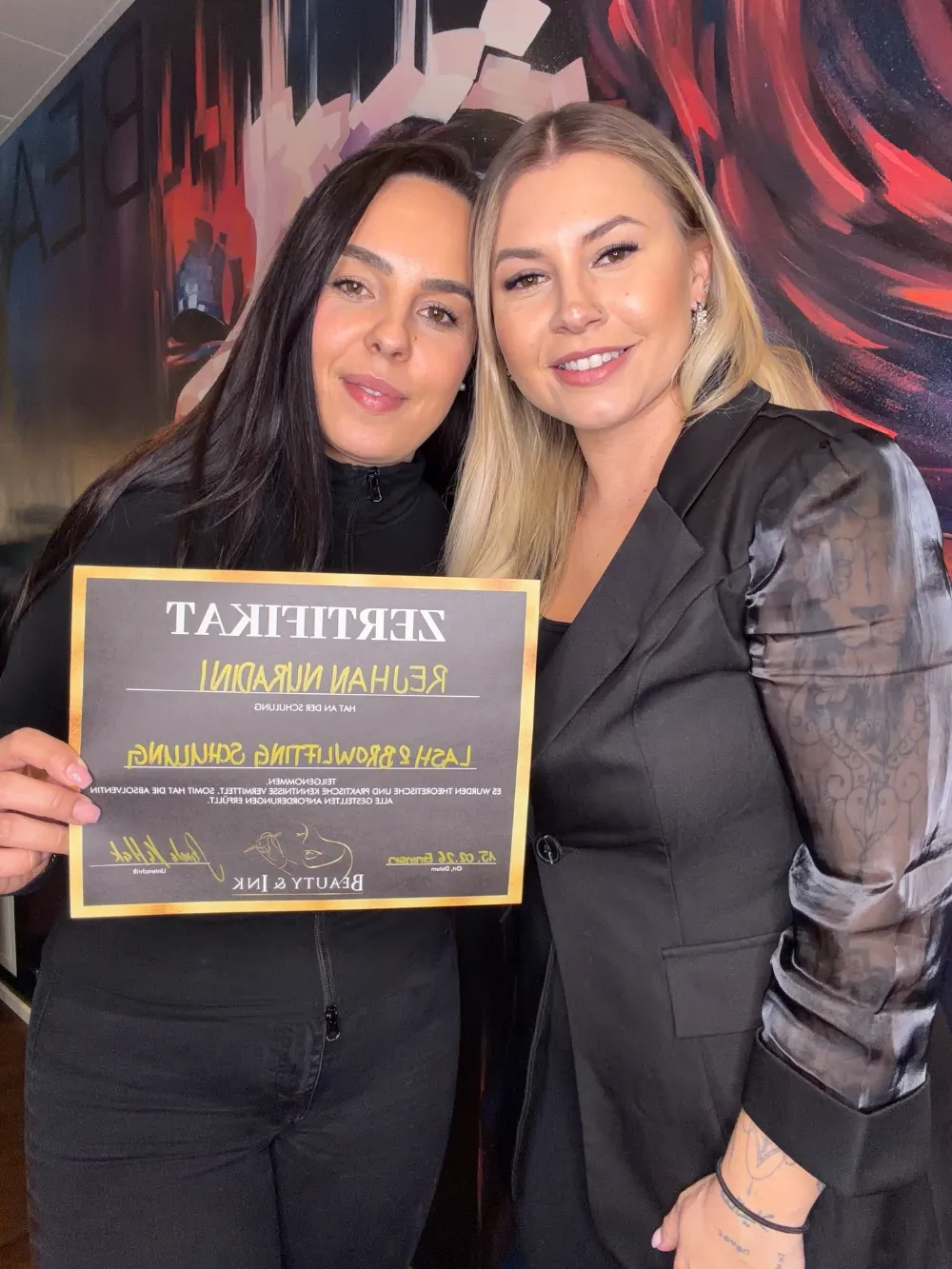 Sanela Kaltak mit einer Absolventin und ihrem Zertifikat