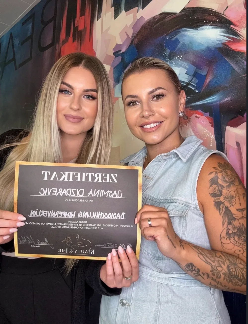 Sanela Kaltak mit einer Absolventin und ihrem Zertifikat