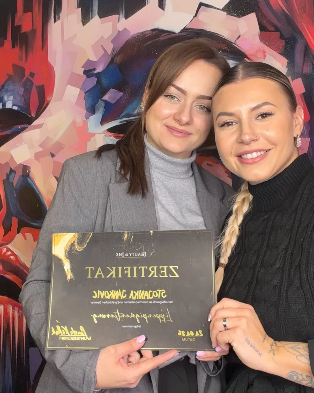 Sanela Kaltak mit einer Absolventin und ihrem Zertifikat