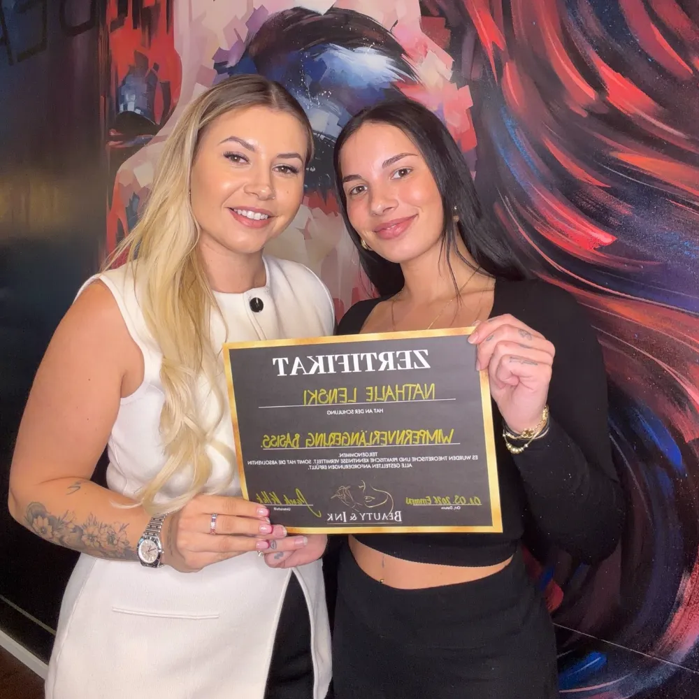Sanela Kaltak mit einer Absolventin und ihrem Zertifikat